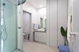 ein Badezimmer mit Glasdusche und Waschbecken in der Unterkunft Porto Terrace Apartment in Porto + 37 Fotos