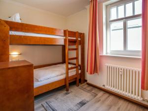 ein Schlafzimmer mit zwei Etagenbetten und einem Fenster in der Unterkunft Strandvillen Binz - Ferienwohnung mit Meerblick, 2 Schlafzimmern und Balkon SV-761 in Binz
