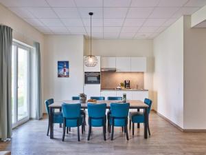 a kitchen and dining room with a table and chairs at Holiday Suites Nieuwpoort in Nieuwpoort