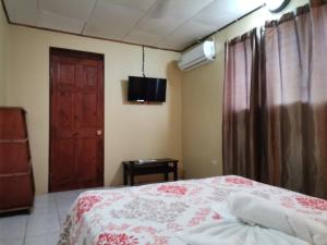 A bed or beds in a room at HOTEL Apartamentos Herradura #7,#9