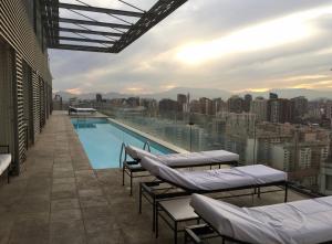 uma piscina no telhado de um edifício em Departamento Ejecutivo #409 em Santiago