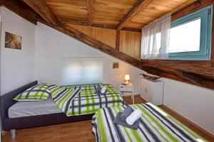Postel nebo postele na pokoji v ubytování Alavanda Poreč - app s bazenom + 32 fotografií