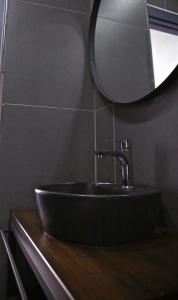 HOTEL BRONTE في إسطنبول: حوض الحمام مع مرآة على منضدة