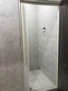 Bakau NewTownにあるBLUE RESIDENCEの浴室のガラス扉付きシャワー +27枚の写真