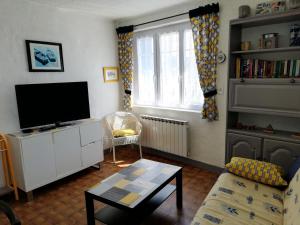 a living room with a tv and a couch at Maison cosy à La Tranche-sur-Mer - 45 m² avec jardin in La Tranche-sur-Mer