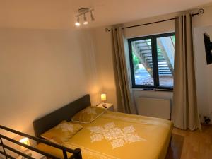 a bedroom with a bed and a large window at Boothuis Ter Vaart in Blankenberge