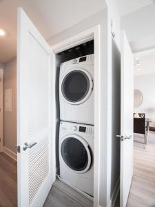 due lavatrici e asciugatrici in una stanza di Bluebird Suites Near Chevy Chase a Bethesda