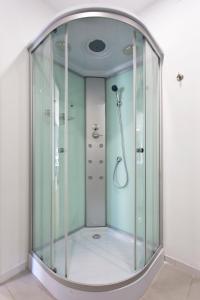 eine Dusche in einem Raum mit einer Glaswand in der Unterkunft Porto Terrace Apartment in Porto