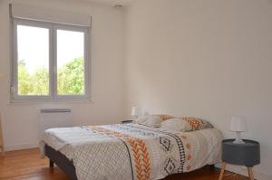 ein weißes Schlafzimmer mit einem Bett und einem Fenster in der Unterkunft A la croisée des chemins in Amiens