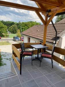 d'une terrasse avec une table, deux chaises et un banc. dans l'établissement ZitaLaka, à Igal