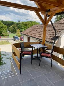 patio ze stołem, 2 krzesłami i ławką w obiekcie ZitaLaka w mieście Igal