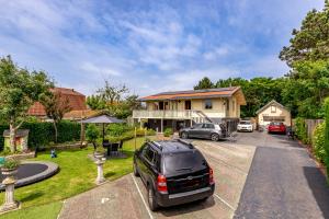 a car parked in the driveway of a house at B&B Rehoboth in Domburg