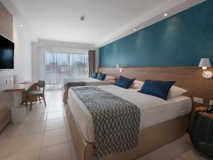 Postel nebo postele na pokoji v ubytování Salinas Maceio All Inclusive Resort