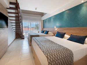 
A bed or beds in a room at Salinas Maceio All Inclusive Resort
