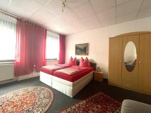 Postel nebo postele na pokoji v ubytování Ferienwohnung NEUMANN a.d. Porzellan-Manufaktur