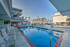 Swimmingpoolen hos eller tæt på Wildwood Crest Beachfront Home with Shared Pool!