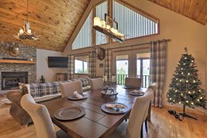 Fotografie z fotogalerie ubytování Picturesque Murphy Cabin with Fire Pit and Views! v destinaci Murphy