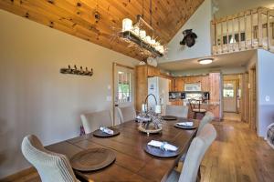 Fotografie z fotogalerie ubytování Picturesque Murphy Cabin with Fire Pit and Views! v destinaci Murphy