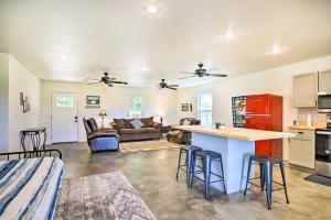 uma cozinha e sala de estar com mesa e cadeiras em Stylish Cabin On the Grand Lake o the Cherokees! em Grove