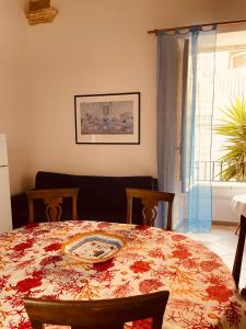 a bedroom with a bed, table, and a painting on the wall at Appartamenti in Residence Kalè in Gallipoli