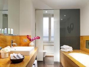 A bathroom at Babuino 181 - Small Luxury Hotels of the World Még 37 kép