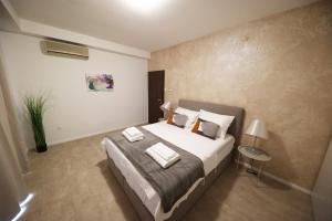 Posteľ alebo postele v izbe v ubytovaní Beachfront Apartments and Rooms