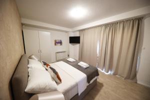 Posteľ alebo postele v izbe v ubytovaní Beachfront Apartments and Rooms