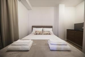 Posteľ alebo postele v izbe v ubytovaní Beachfront Apartments and Rooms