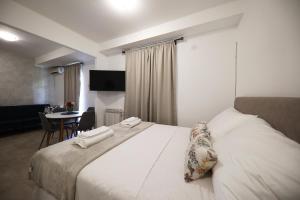 Posteľ alebo postele v izbe v ubytovaní Beachfront Apartments and Rooms