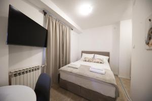Posteľ alebo postele v izbe v ubytovaní Beachfront Apartments and Rooms