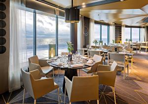 En restaurant eller et andet spisested på Viking Line ferry Viking Grace - Mini-cruise from Turku