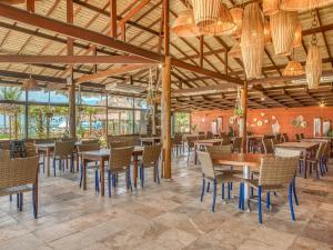 Um restaurante ou outro lugar para comer em Salinas Maceio All Inclusive Resort