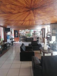 a living room with couches and tables and a ceiling at H MEXICANA DE MÁRMOL in Tehuacán
