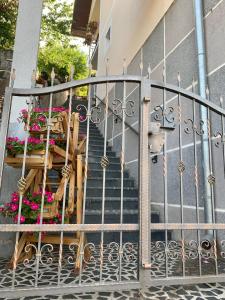 una escalera de metal con flores en el lateral de un edificio en LaCasaBonita en Mostar