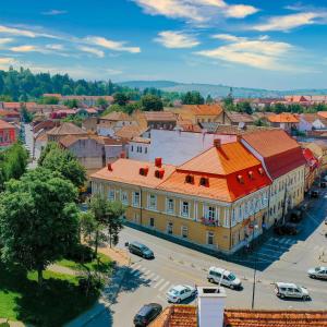 uma vista superior de uma cidade com um edifício em Haller Boutique em Târgu-Mureş