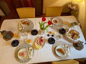 una mesa con platos de comida encima en Casa Bea, en Casa Rougna