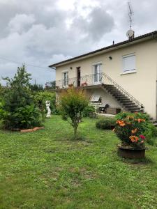 a house with a yard with flowers in front of it at Coalpie in Barbaste