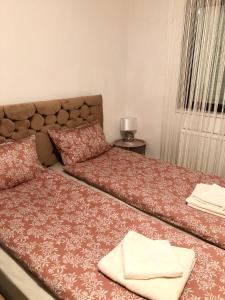 Una cama con dos toallas encima. en CONFORT GuestHouse, en Oradea