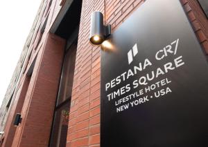 un panneau sur le côté d'un bâtiment dans l'établissement Pestana CR7 Times Square, à New York
