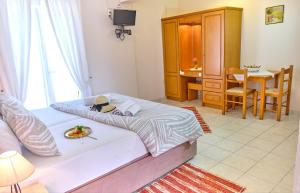 Postel nebo postele na pokoji v ubytování Houmis Apts & Studios