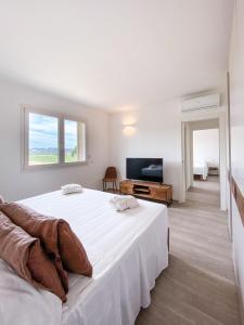 una camera con un grande letto bianco e un soggiorno di Villa Felice a San Giovanni in Marignano Altre 51 foto