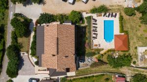 Der Swimmingpool an oder in der Nähe von Apartment in Mundanije with Seaview, Terrace, Air condition, WIFI (3748-3)