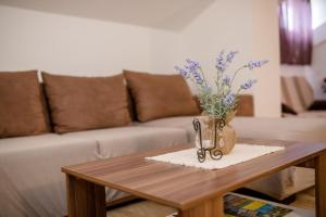 Ein Sitzbereich in der Unterkunft Apartment in Mundanije with Seaview, Terrace, Air condition, WIFI (3748-3)