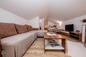 ein Wohnzimmer mit einer Couch und einem Tisch in der Unterkunft Apartment in Mundanije with Seaview, Terrace, Air condition, WIFI (3748-3) in Mundanije