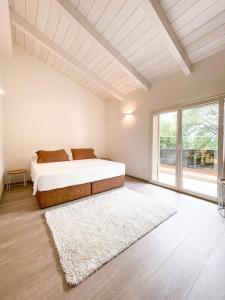 una camera da letto con un letto e una grande finestra di Villa Felice a San Giovanni in Marignano
