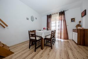 Galeriebild der Unterkunft Apartment in Mundanije with Seaview, Terrace, Air condition, WIFI (3748-3) in Mundanije