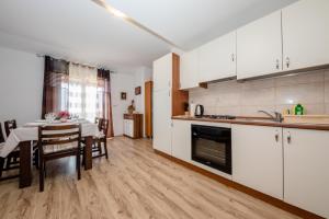 Küche/Küchenzeile in der Unterkunft Apartment in Mundanije with Seaview, Terrace, Air condition, WIFI (3748-3)