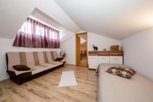 Ein Sitzbereich in der Unterkunft Apartment in Mundanije with Seaview, Terrace, Air condition, WIFI (3748-3)