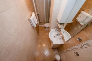 Ein Badezimmer in der Unterkunft Apartment in Mundanije with Seaview, Terrace, Air condition, WIFI (3748-3)