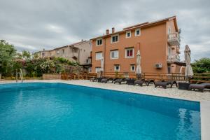 Der Swimmingpool an oder in der Nähe von Apartment in Mundanije with Seaview, Terrace, Air condition, WIFI (3748-3)